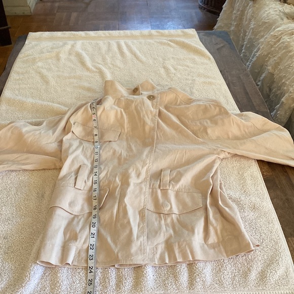 Vince linen blended gorgeous blazer/jacket with great pockets. Beautiful. - Picture 10 of 15